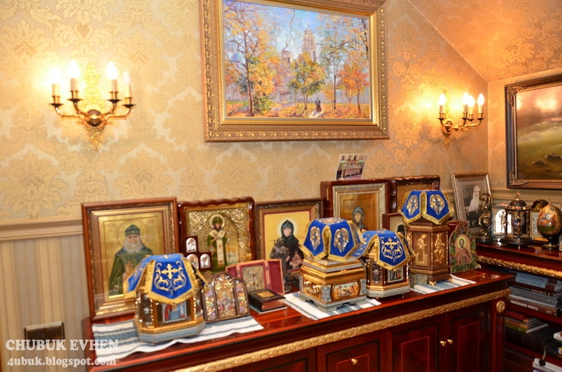 Illustration for article titled Tour the Opulent, Evacuated McMansions of Ukraine's Fallen Leaders